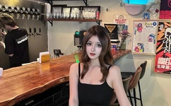 震惊挤奶门新年巨献 90后小妹挤奶喂小狗